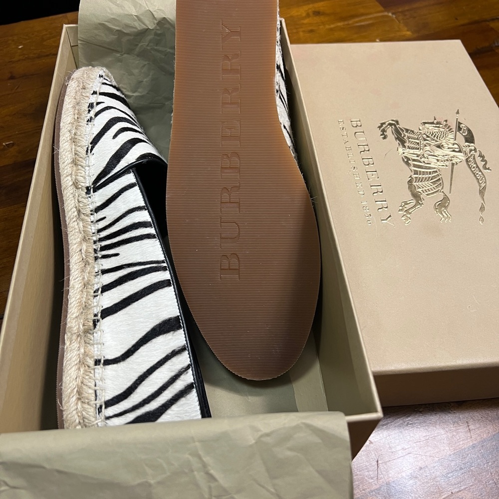 Womens Burberry shoes - Picture 2 of 5